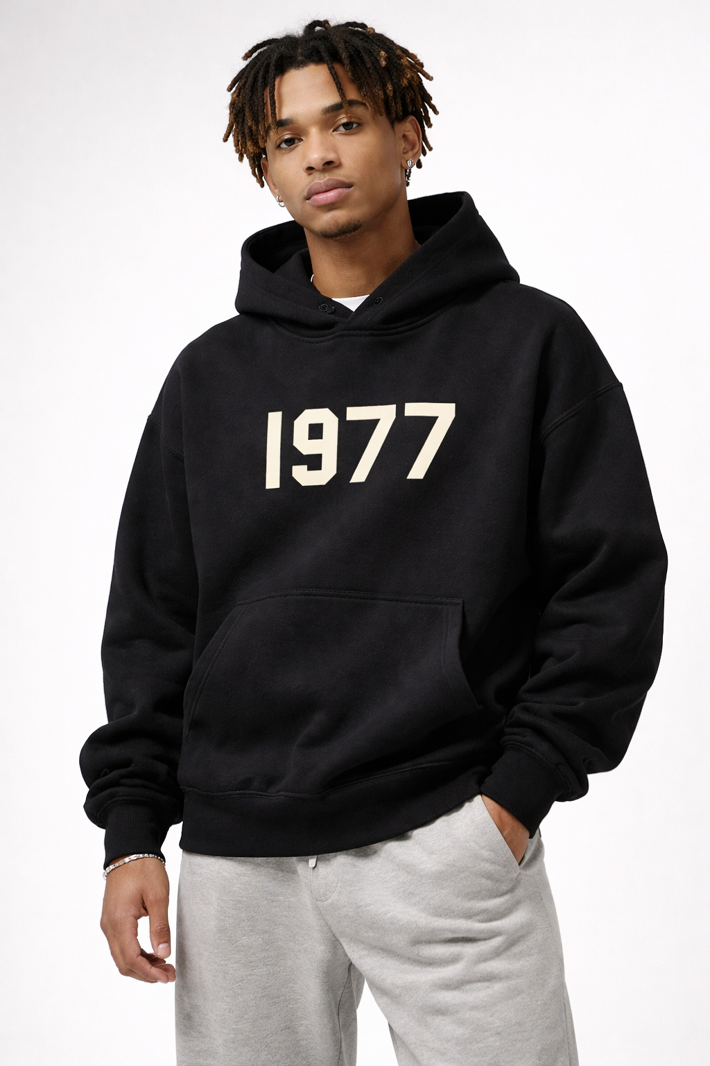 Ultimat komfort hoodie med avslappnad passform, raglanärm och retro-inspirerad stil.