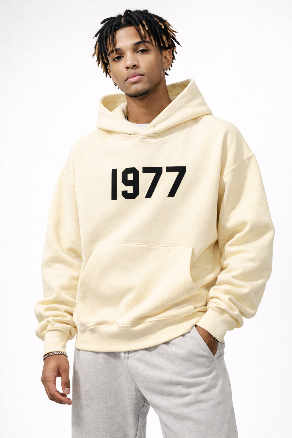 Raglanärmad retro hoodie med huva och känguruficka, perfekt för unisex streetwear.