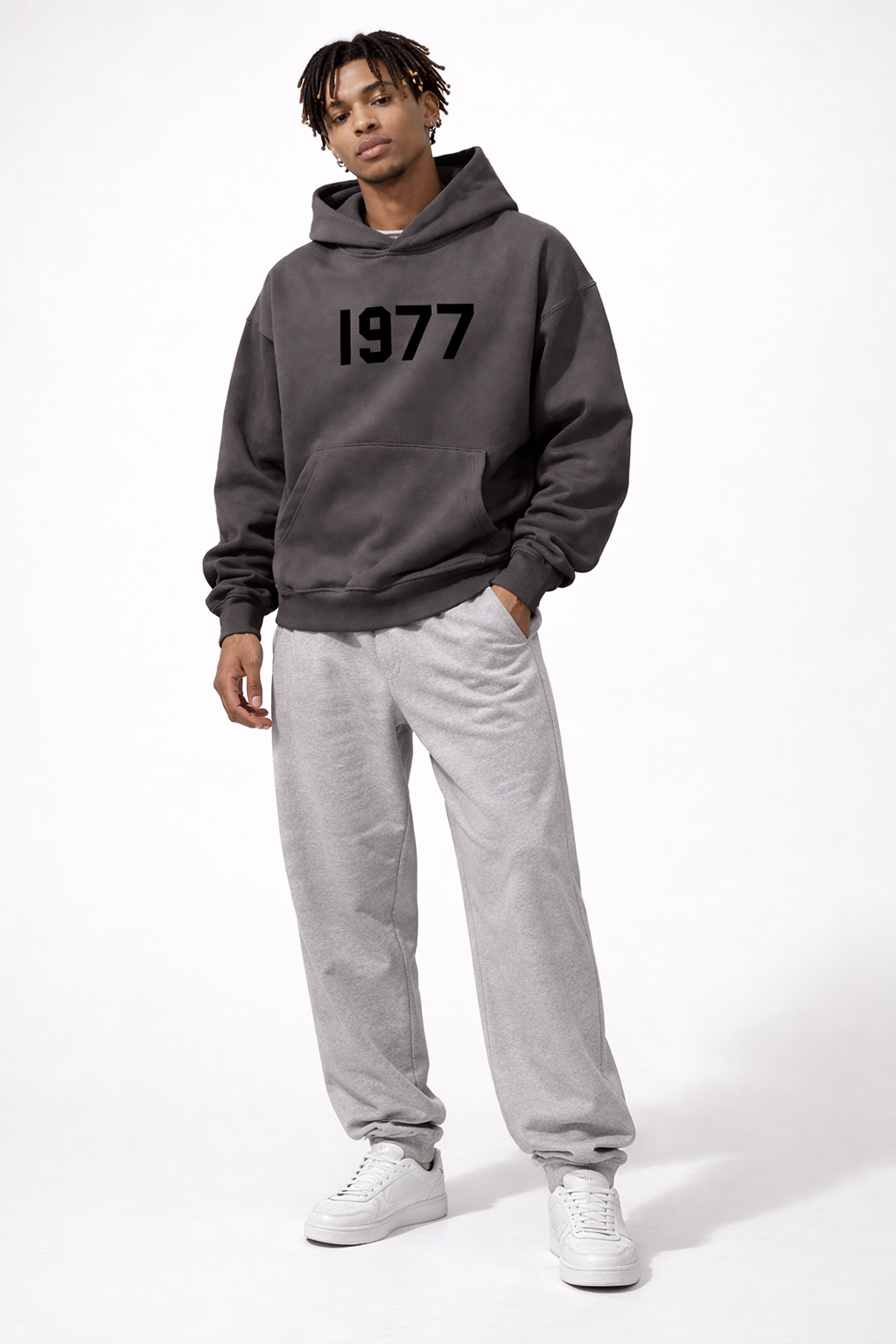 Tidlös unisex hoodie för höst/vinter, kombinerar komfort med streetwear-mode.