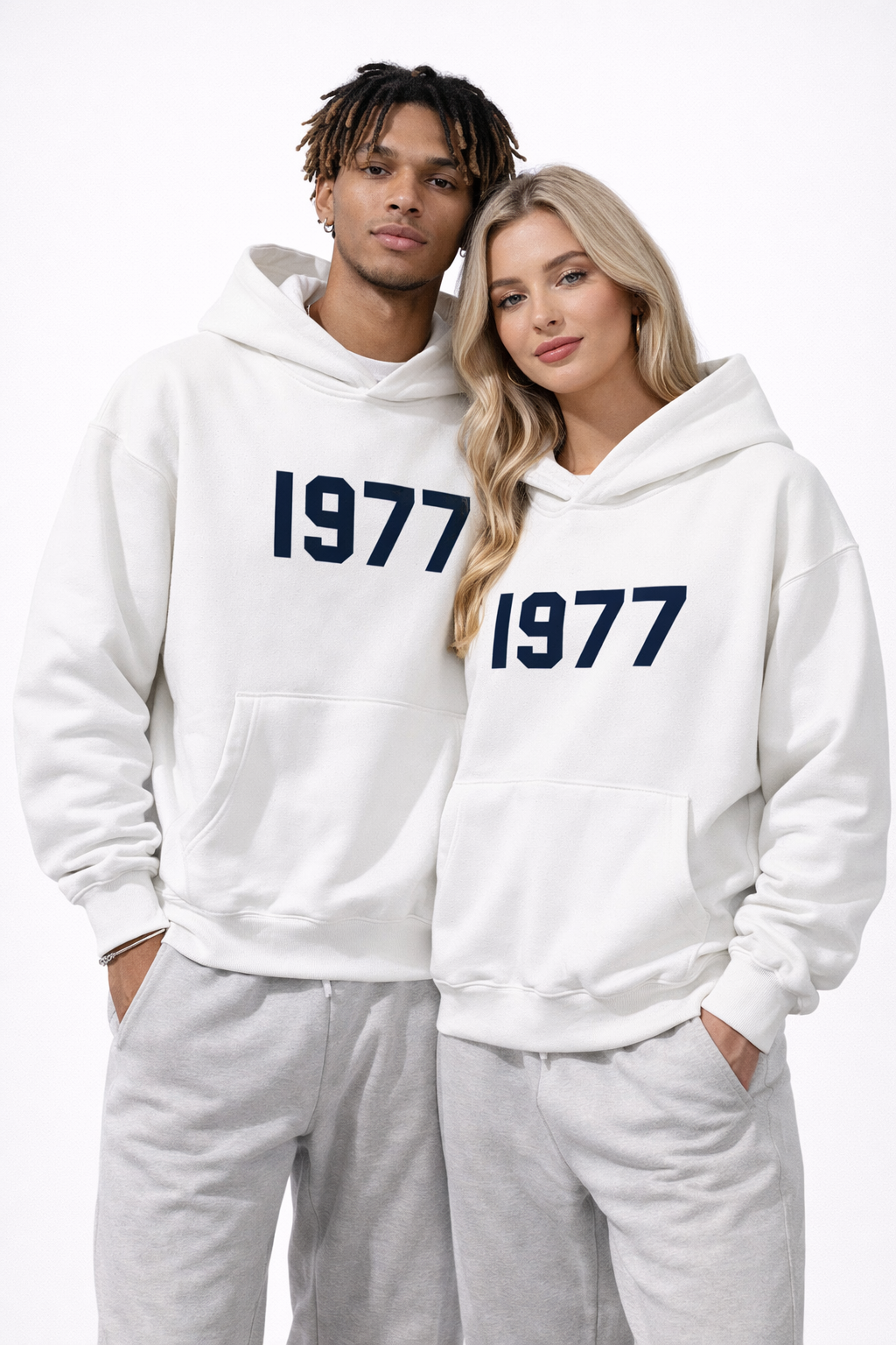 Vintage-inspirerad unisex hoodie med raglanärm för streetwear, en 1977-hyllning.