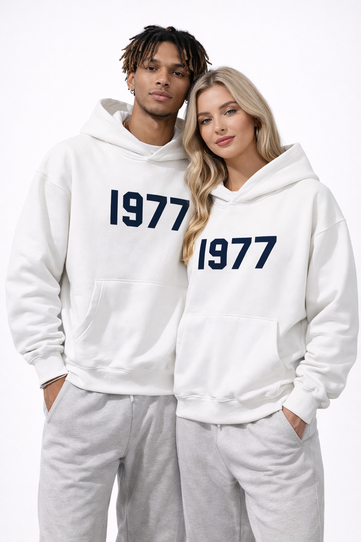 Vintage-inspirerad unisex hoodie med raglanärm för streetwear, en 1977-hyllning.