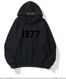 Avslappnad unisex raglan hoodie med praktisk känguruficka, idealisk för höst- och vintermode.