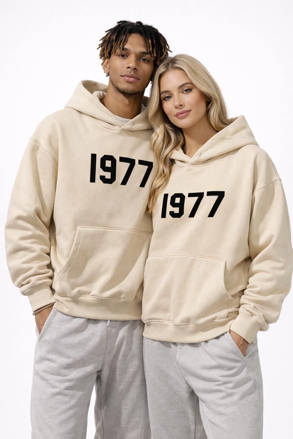 Raglanärmad hoodie med känguruficka, unisex passform och komfort för streetwear.