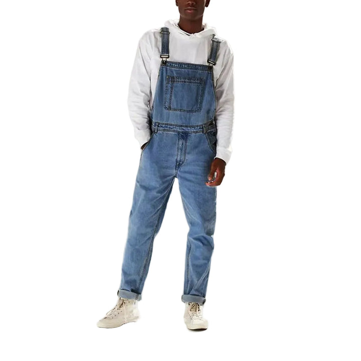 Unisex streetwear-overall i khaki med avslappnad passform, perfekt för vardagsbruk och vår/höst.
