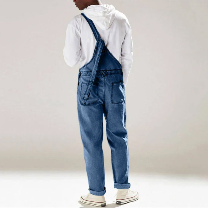 Modell bär en modern unisex-overall i svart, framhäver streetwear-estetik och mångsidig stil.