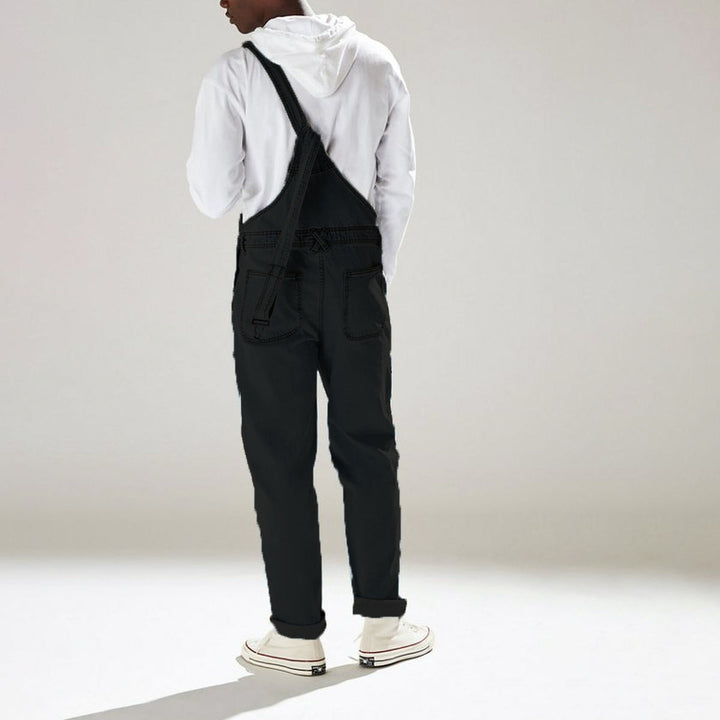 Detaljbild av hållbart tyg och robusta sömmar på en grå unisex overall, idealisk för streetwear.