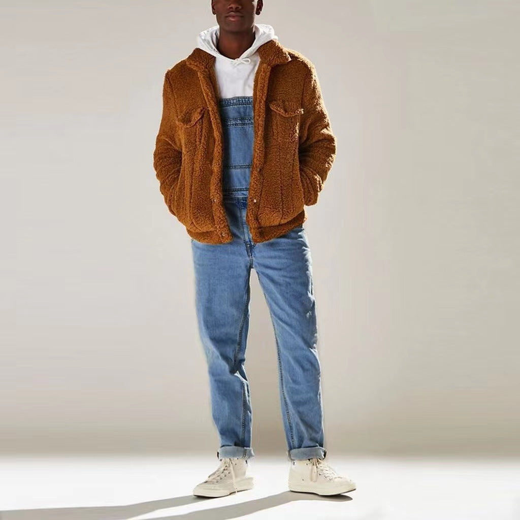 En trendig unisex overall med justerbar dragsko i midjan, visar en bekväm och modern streetwear look.