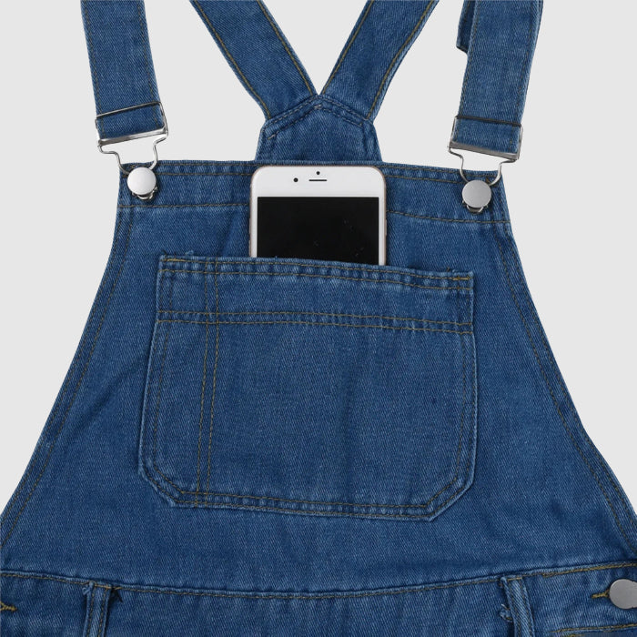 En person går i en unisex-overall med streetwear-känsla, visar dess bekvämlighet och vardagsmode.