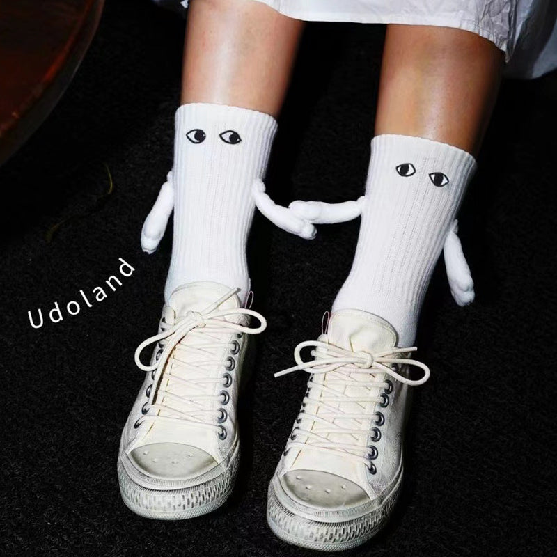 "Unisex strumpor i polyester med magnetiska händer i svart eller vitt, symboliserar kärlek och samhörighet, accessoar."