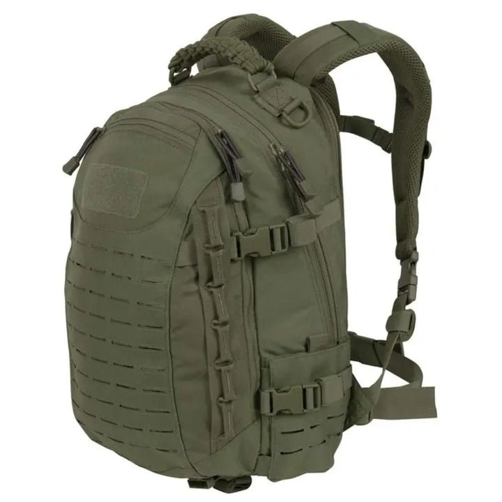 Unisex reseryggsäck TrailForce på en vandrare. Robust och rymlig för alla äventyr, 30 liter.