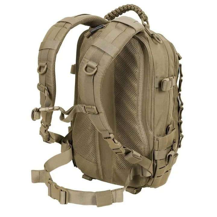 TrailForce 30L utomhusryggsäck i naturmiljö. Idealisk för camping, vandring och friluftsliv.