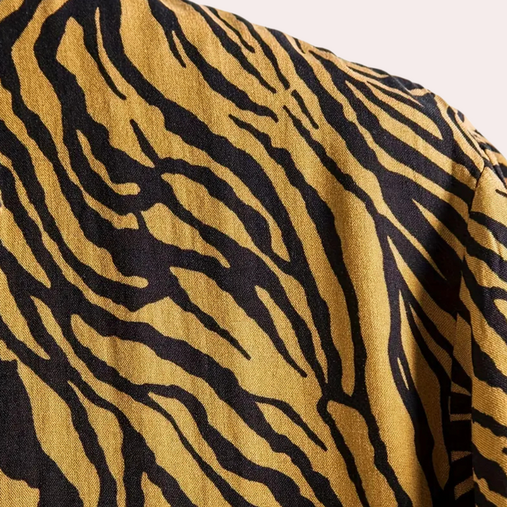 Mönstrad kortärmad unisexskjorta med unikt tigerprint, idealisk för din sommargarderob.