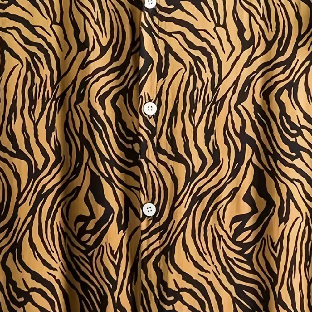 Trendig modeskjorta för unisex med iögonfallande tigerprint, perfekt för varma sommardagar.