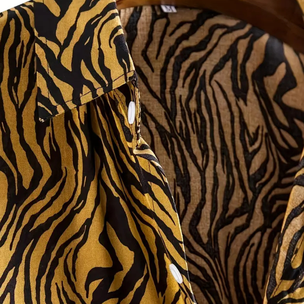 Stilren unisex sommarskjorta med livligt tigerprint, en bekväm och modern kortärmad design.