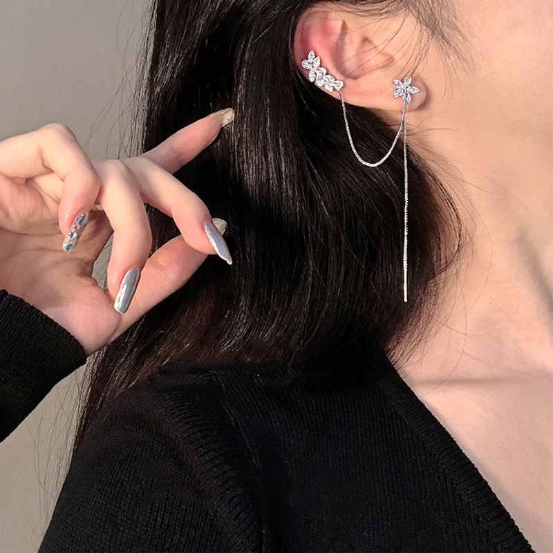 "Unisex tofs hängande örhängen med glänsande zirkoninlägg och dekorativ design, perfekta som hypoallergena accessoarer."