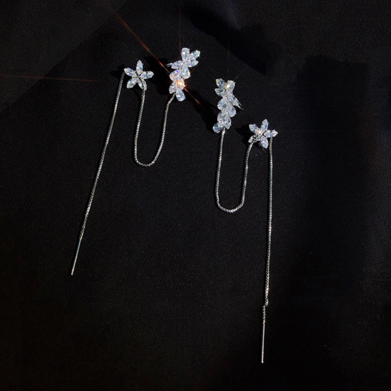 "Unisex tofs hängande örhängen med glänsande zirkoninlägg och dekorativ design, perfekta som hypoallergena accessoarer."