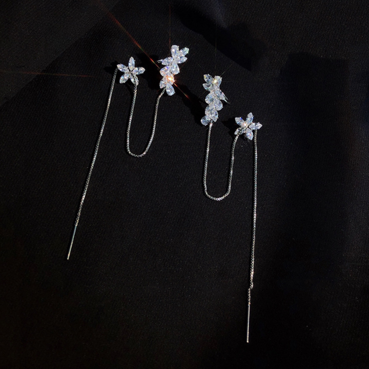 "Unisex tofs hängande örhängen med glänsande zirkoninlägg och dekorativ design, perfekta som hypoallergena accessoarer."