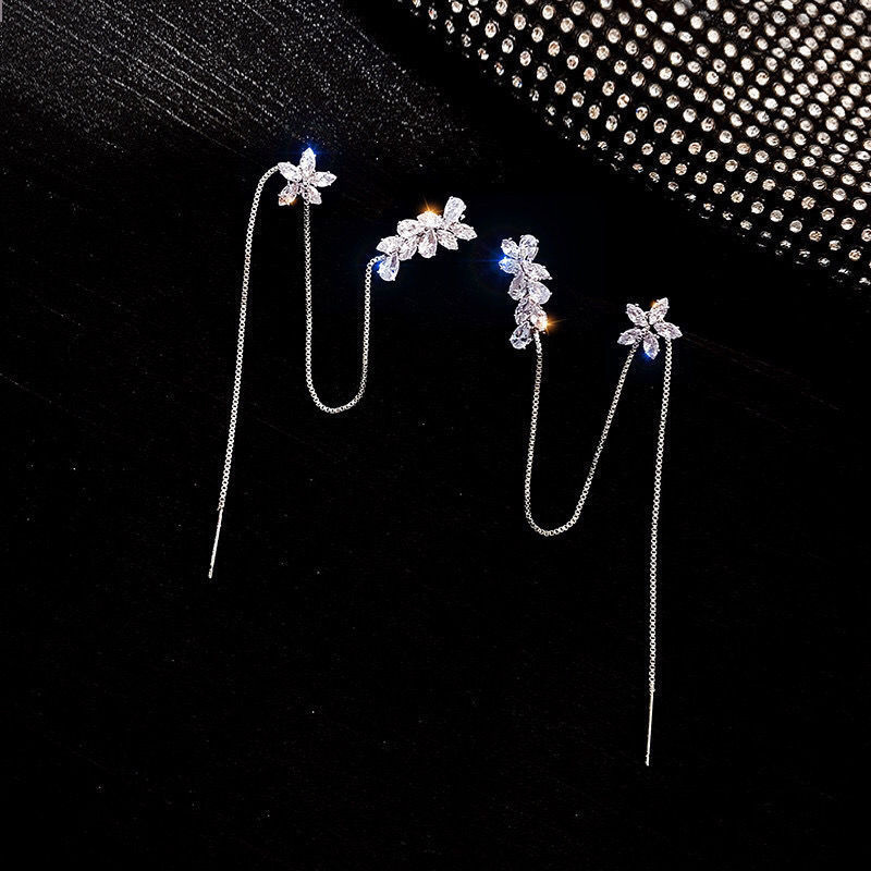 "Unisex tofs hängande örhängen med glänsande zirkoninlägg och dekorativ design, perfekta som hypoallergena accessoarer."