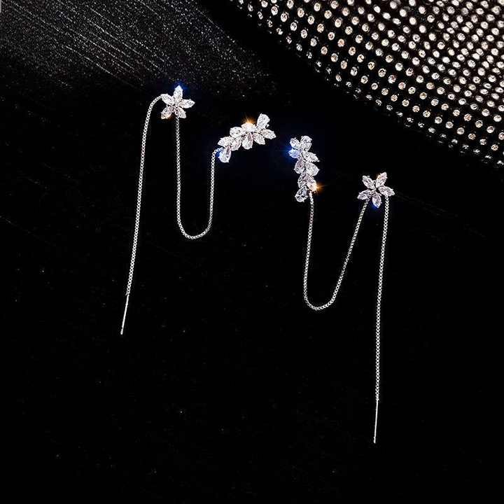 "Unisex tofs hängande örhängen med glänsande zirkoninlägg och dekorativ design, perfekta som hypoallergena accessoarer."