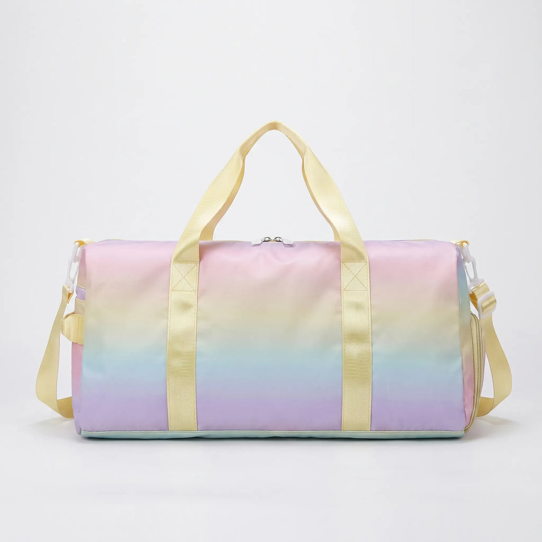 Person bär en unisex sportbag med axelrem. Idealisk duffelväska för pendling, resor och organiserad förvaring.