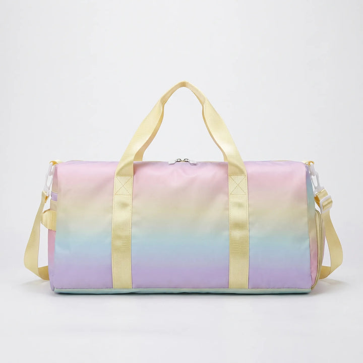 Person bär en unisex sportbag med axelrem. Idealisk duffelväska för pendling, resor och organiserad förvaring.