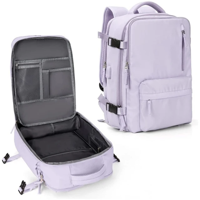 Man bär TrailSafe Pro unisex ryggsäck i svart på en urban resa, säker & funktionell.
