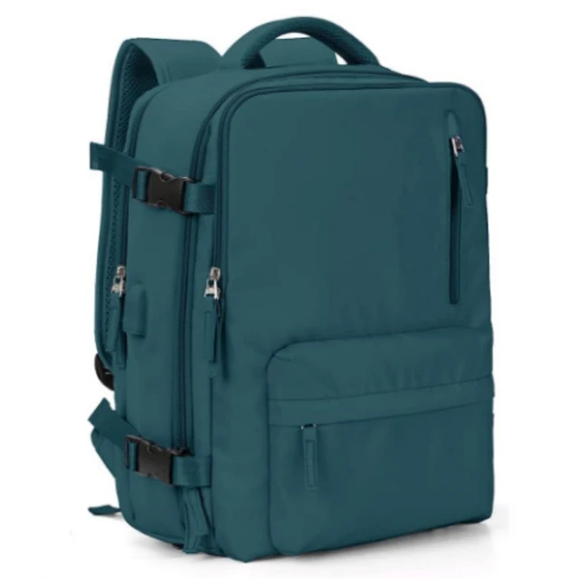 Kvinna med TrailSafe Pro outdoor ryggsäck i blått, perfekt för äventyr & vardagsbruk.
