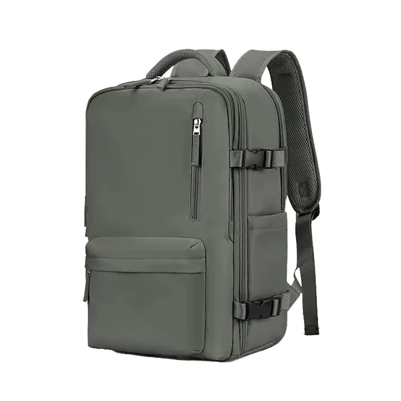 Stilren TrailSafe Pro unisex ryggsäck i grått på en urban gata, perfekt vardagsryggsäck.