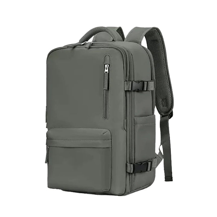 Stilren TrailSafe Pro unisex ryggsäck i grått på en urban gata, perfekt vardagsryggsäck.