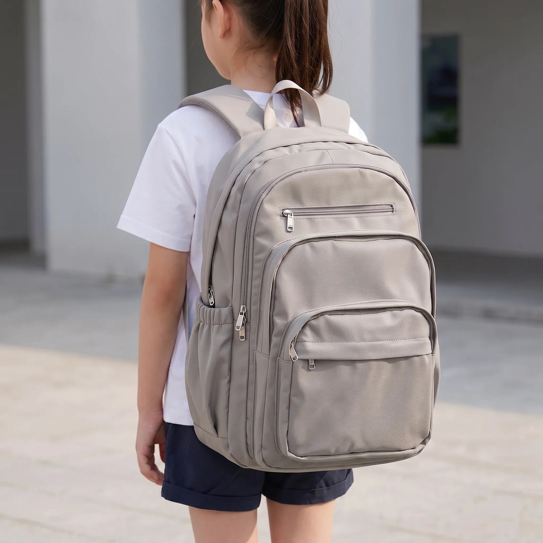 Unisex vardagsryggsäck i svart med rymligt huvudfack. Perfekt för jobb, skola eller dagliga äventyr.