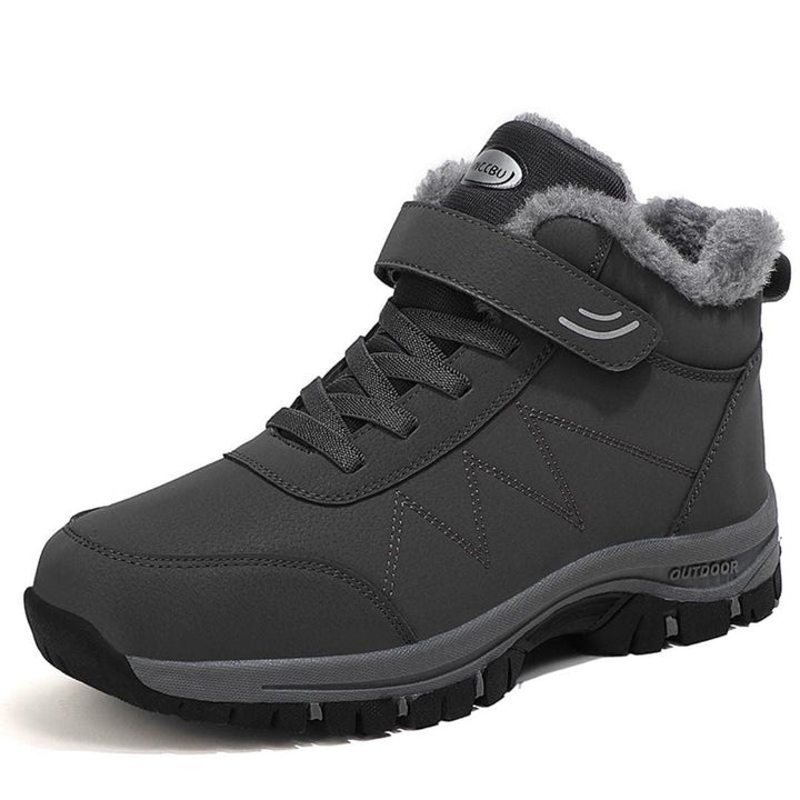 Profilbild av vinterkänga med fotstöd och robust design. Redo för snö och kyla, varma och säkra.