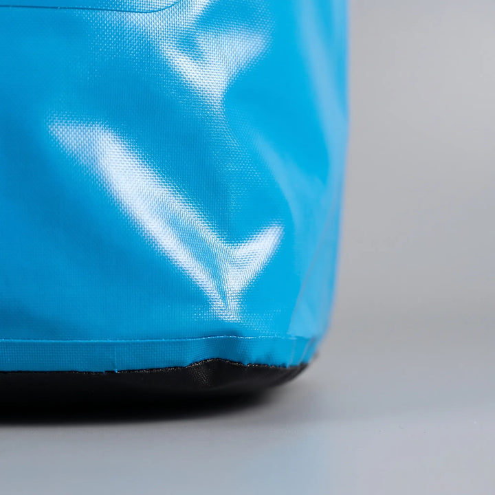 Stor 30L unisex axelväska, vattentålig utomhusväska för packning, vardag & resor. Slitstark design.