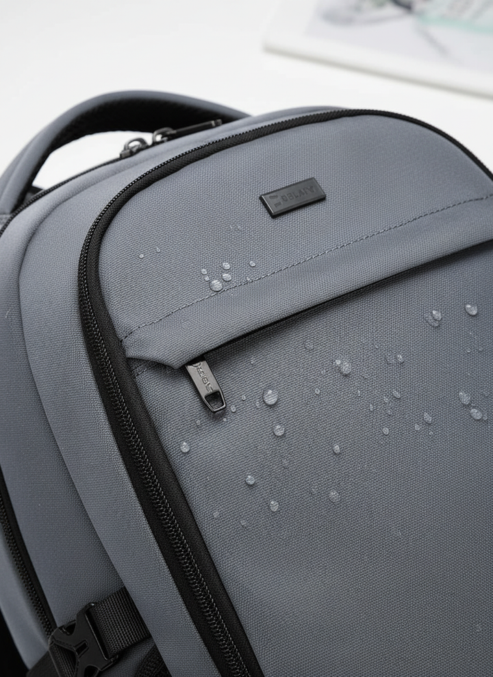Robust unisex ryggsäck för laptop, vattentålig med USB-port. Praktisk för pendling, resor och daglig användning.