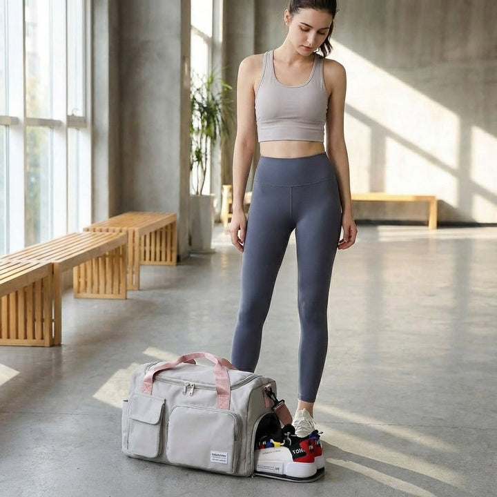 Unisex vattentät duffelväska i grå nylon. Rymlig reseväska med fack för organiserad förvaring, perfekt för gym och weekend.