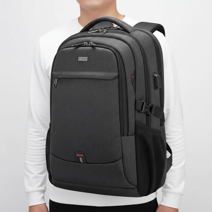 Svart vattentät laptopväska "WaterPack" med säker förvaring, idealisk för skydd på resa och pendling.