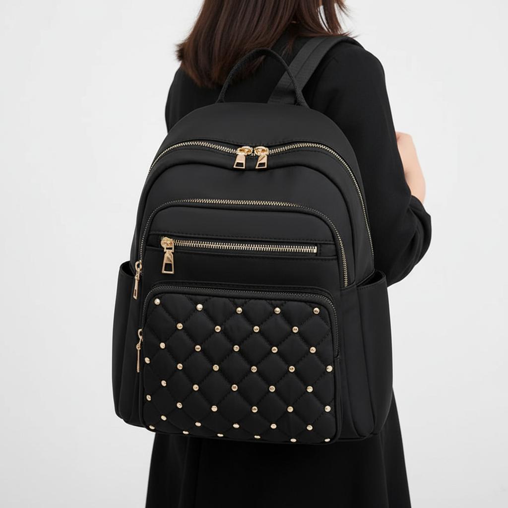 Vardaglig unisex ryggsäck i vattentät nylon. Funktionell skolväska, rymlig för resor och säker för laptop.