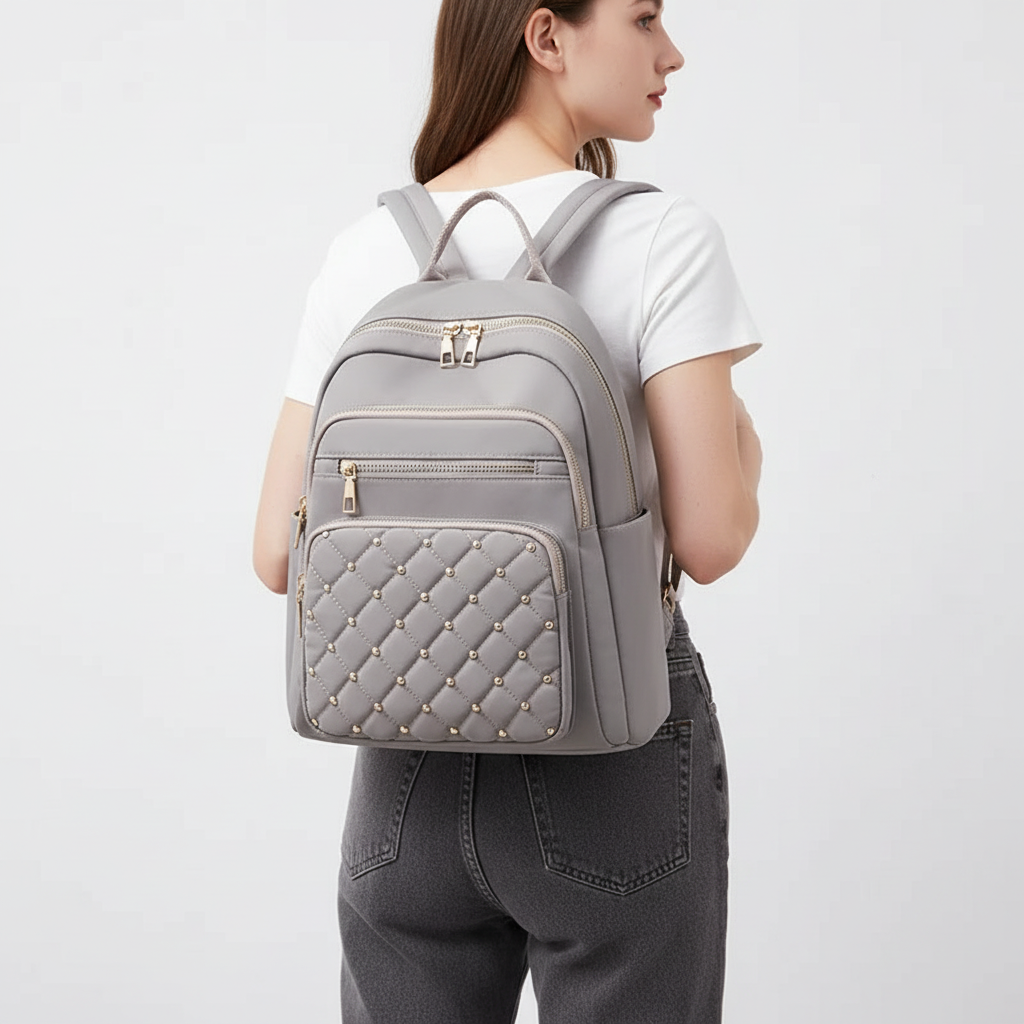 Modern unisex ryggsäck i vattentät nylon. Stilren design, rymlig för laptop och böcker, perfekt för den aktiva vardagen.