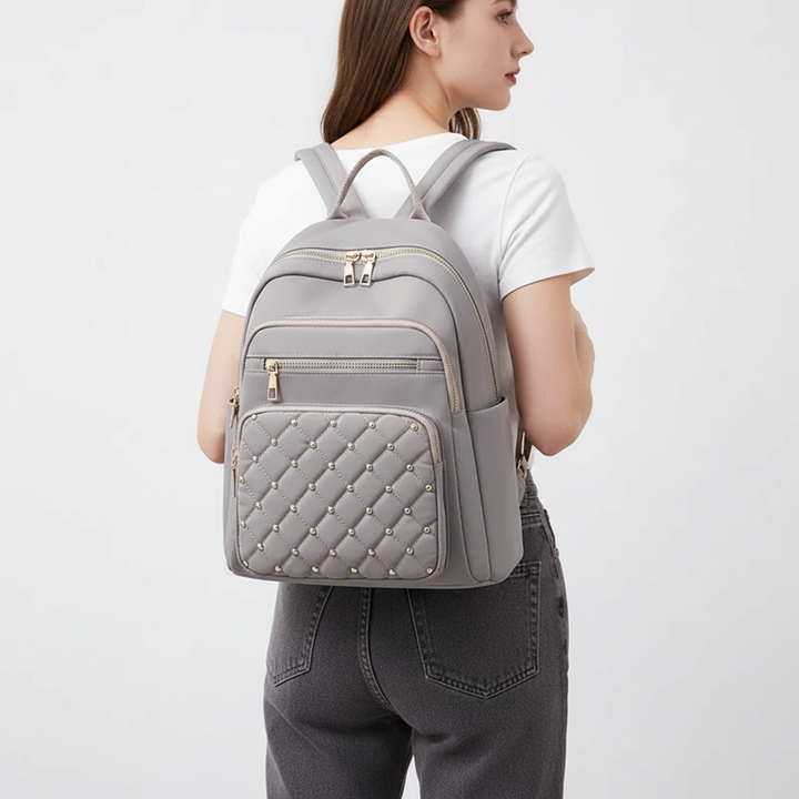 Modern unisex ryggsäck i vattentät nylon. Stilren design, rymlig för laptop och böcker, perfekt för den aktiva vardagen.