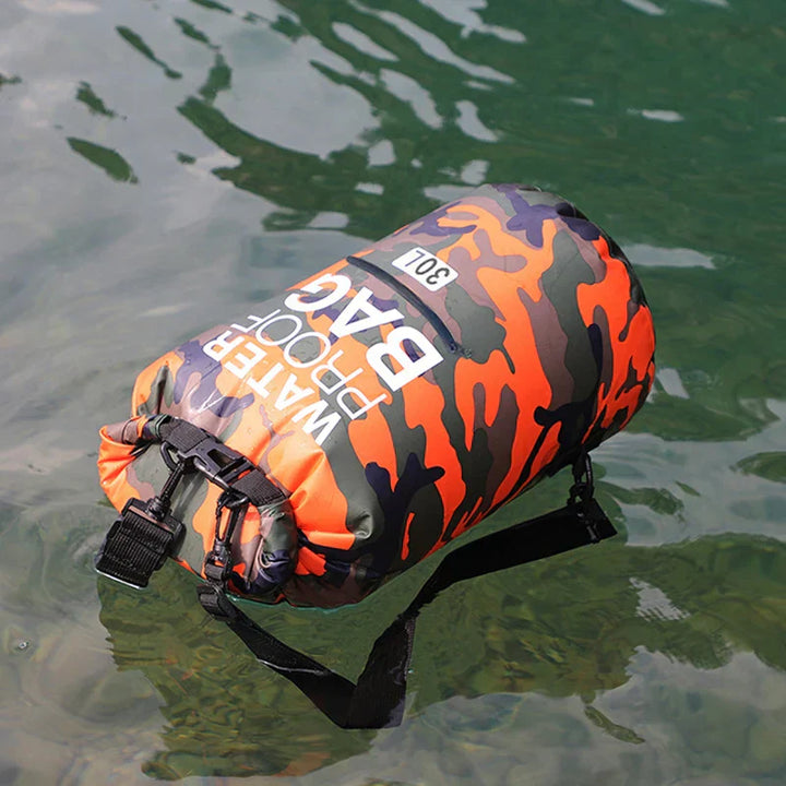 Robust drybag ryggsäck för äventyr, vattensport och utomhusaktiviteter.