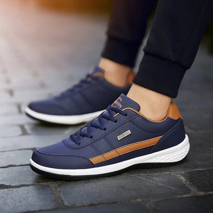 Vita vattentäta ortopediska unisex sneakers. Bekväma vardagsskor med halkskydd för säkra steg.