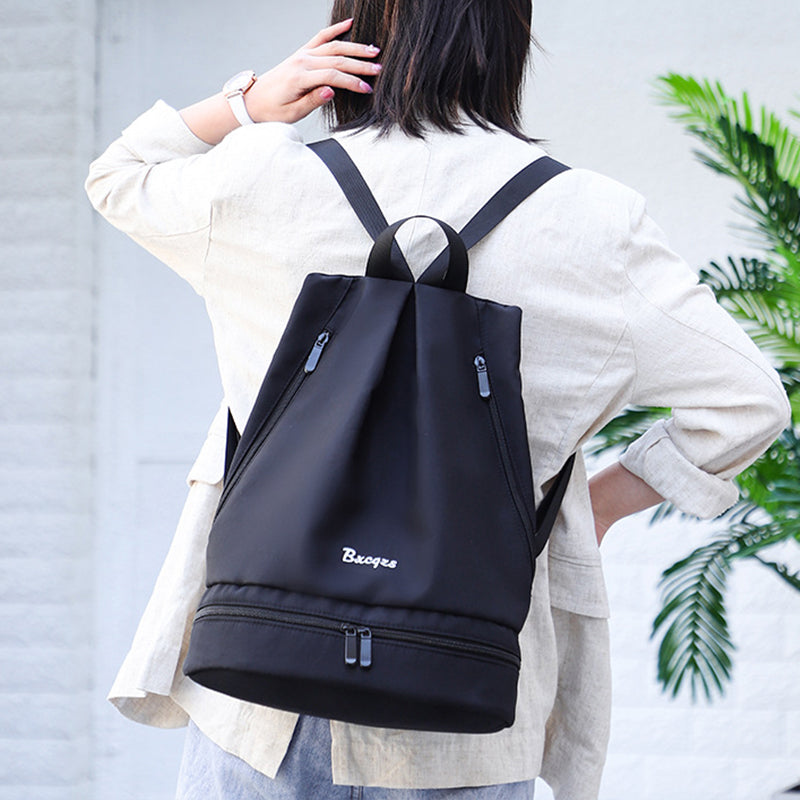 Unisex vattentät ryggsäck av nylon med fyrkantig design, andningsbar och slitstark, perfekt för alla äventyr.