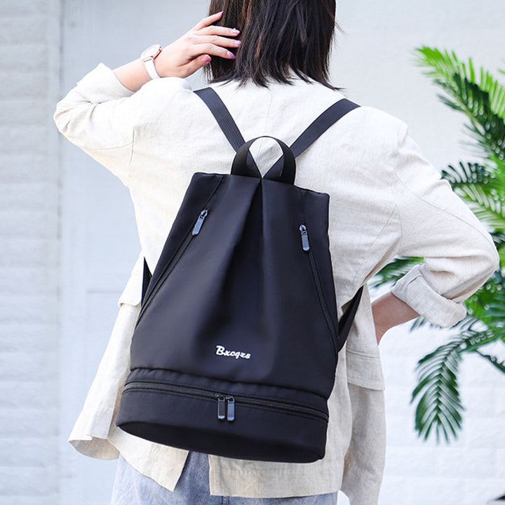 Unisex vattentät ryggsäck av nylon med fyrkantig design, andningsbar och slitstark, perfekt för alla äventyr.