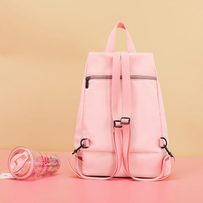 Unisex vattentät ryggsäck av nylon med fyrkantig design, andningsbar och slitstark, perfekt för alla äventyr.