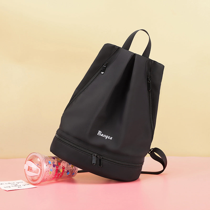 Unisex vattentät ryggsäck av nylon med fyrkantig design, andningsbar och slitstark, perfekt för alla äventyr.