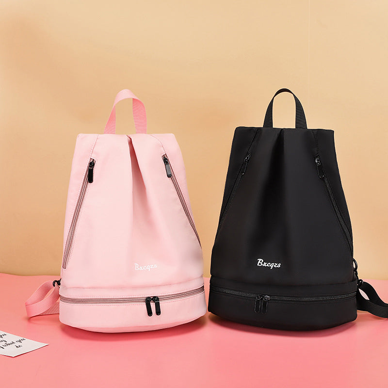 Unisex vattentät ryggsäck av nylon med fyrkantig design, andningsbar och slitstark, perfekt för alla äventyr.