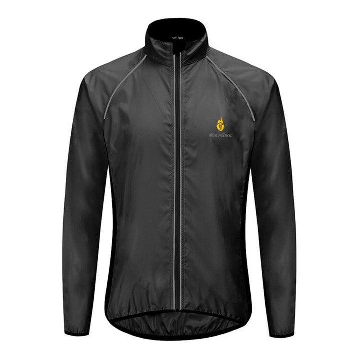 Unisex vattentät sport vindjacka i polyester, finns i flera färger som grön och orange, reflekterande detaljer.