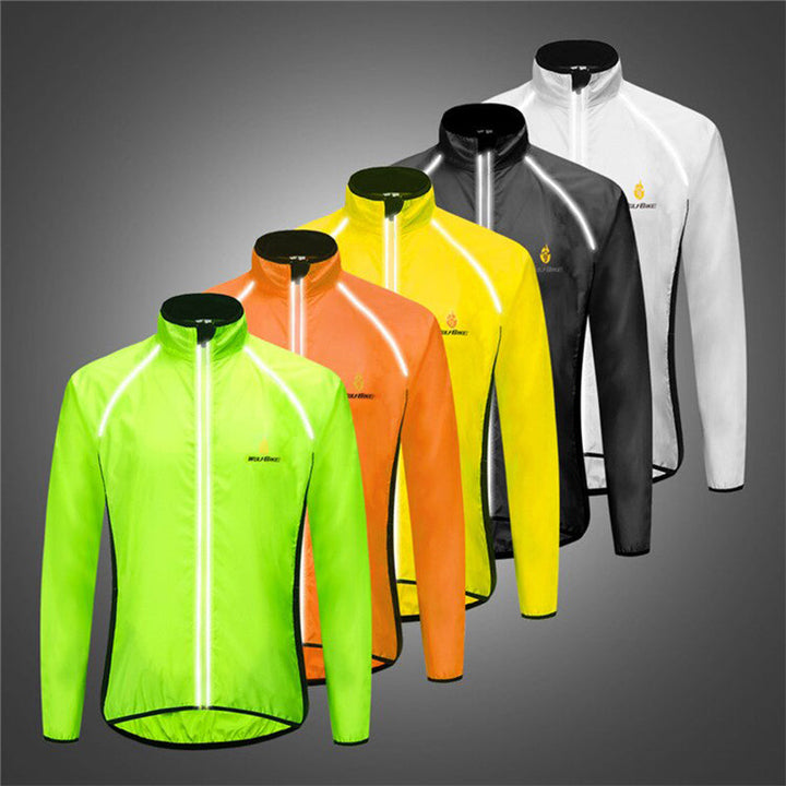 Unisex vattentät sport vindjacka i polyester, finns i flera färger som grön och orange, reflekterande detaljer.