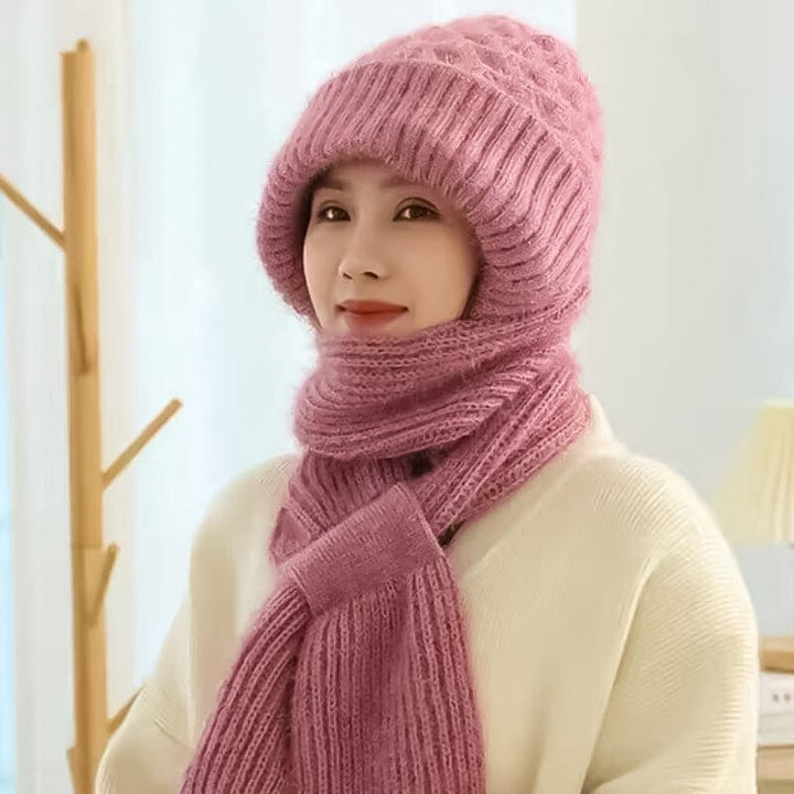 "Unisex vindtät mössa och halsduk i beige polyester, stiliga och funktionella för kalla vinterdagar. One size."