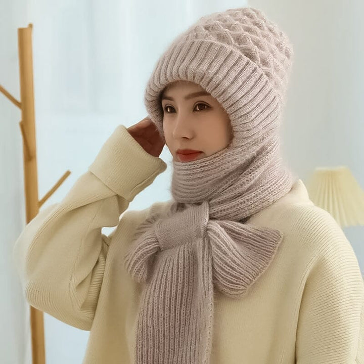"Unisex vindtät mössa och halsduk i beige polyester, stiliga och funktionella för kalla vinterdagar. One size."