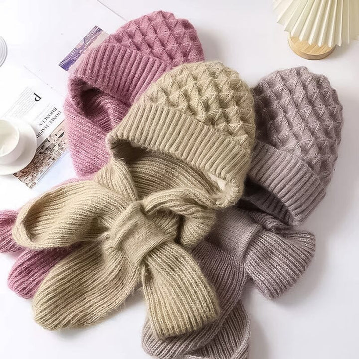"Unisex vindtät mössa och halsduk i beige polyester, stiliga och funktionella för kalla vinterdagar. One size."